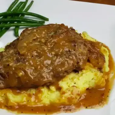 Smothered Cubed Steak and Mashed Potatoes