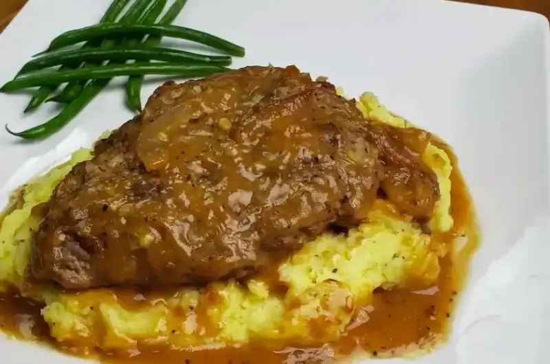 Smothered Cubed Steak and Mashed Potatoes