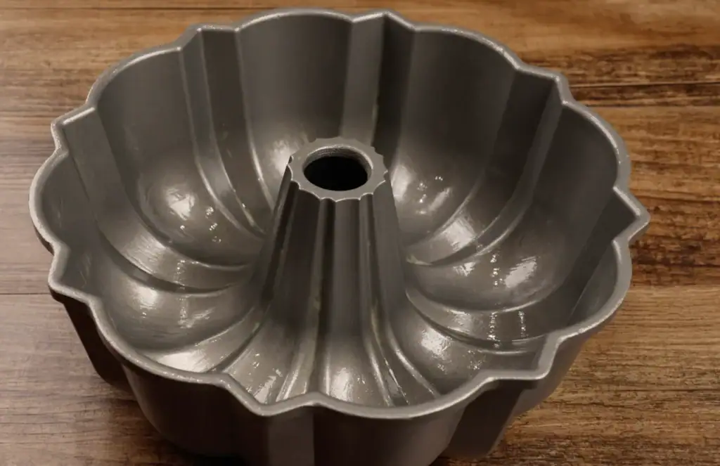 Bundt Pan sprayed with baking oil