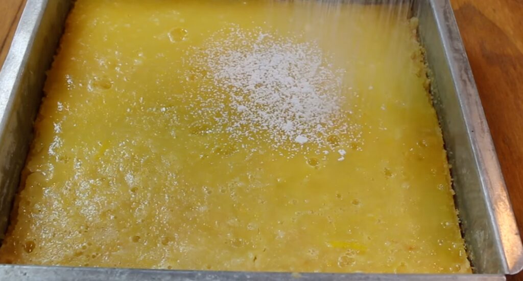 lemon-bars-dusting-with-powdered-sugar