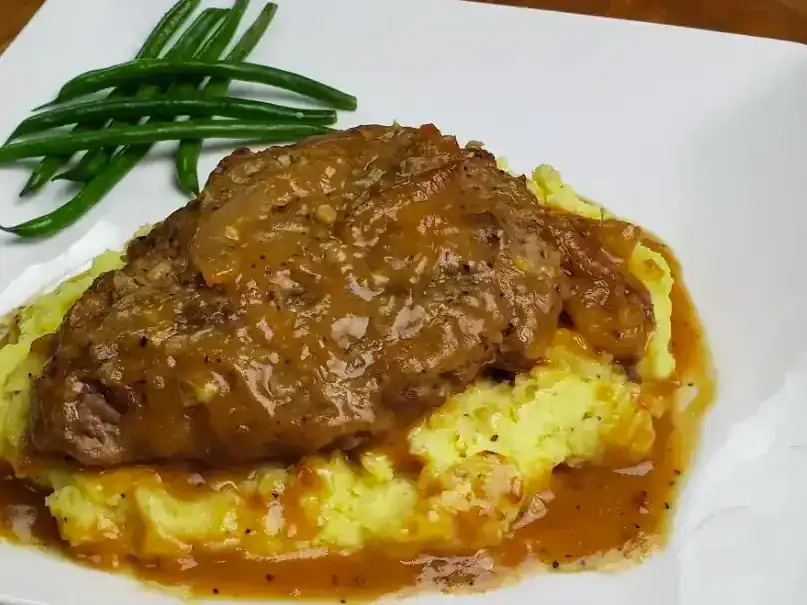 Smothered Cubed Steak and Mashed Potatoes